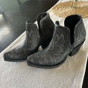 Black Ariat women’s booties
